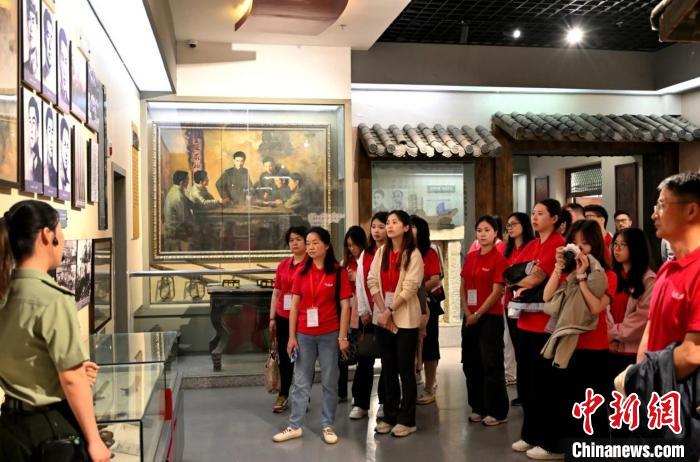 在沪港澳台大学生夏令营走进安徽金寨