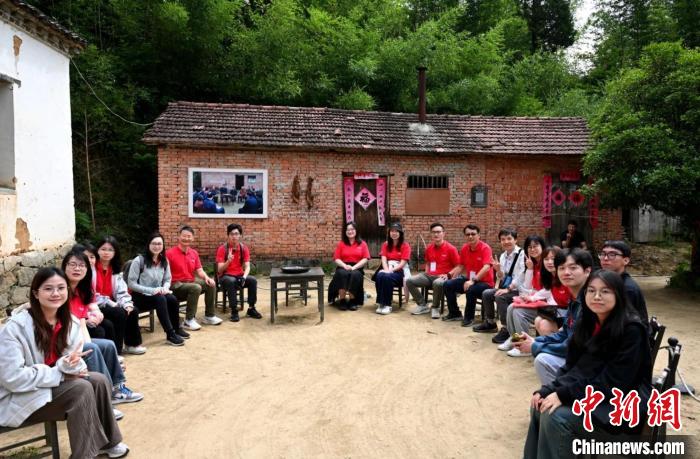 在沪港澳台大学生夏令营走进安徽金寨(图2)