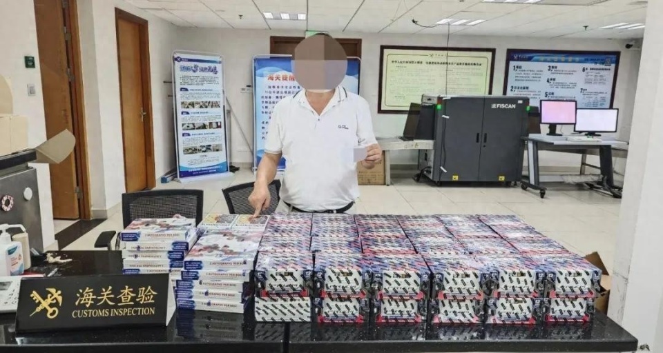 海关查获一起粤港两地牌车司机走私大量球星卡进境案